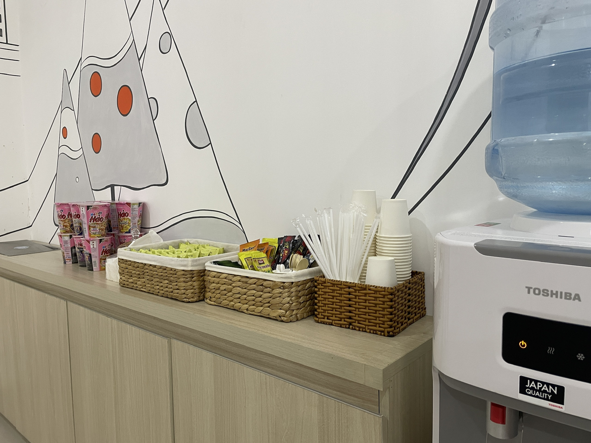 Cà phê, nước mát, và đồ ăn nhẹ tại phòng chờ MexBus